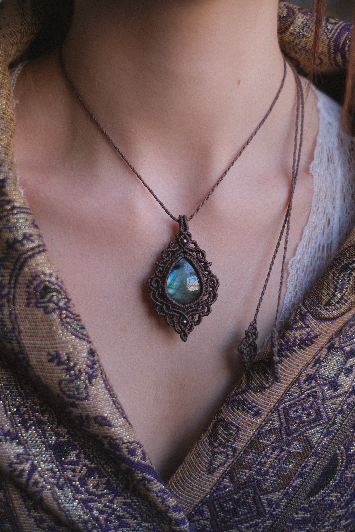 Ciondolo in Macramè con Labradorite