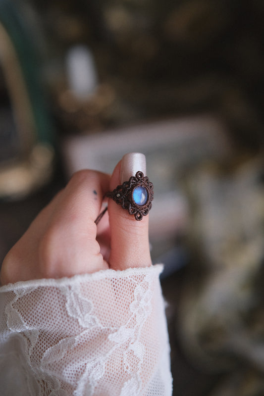 Anello âElowenâ con Labradorite Bianca
