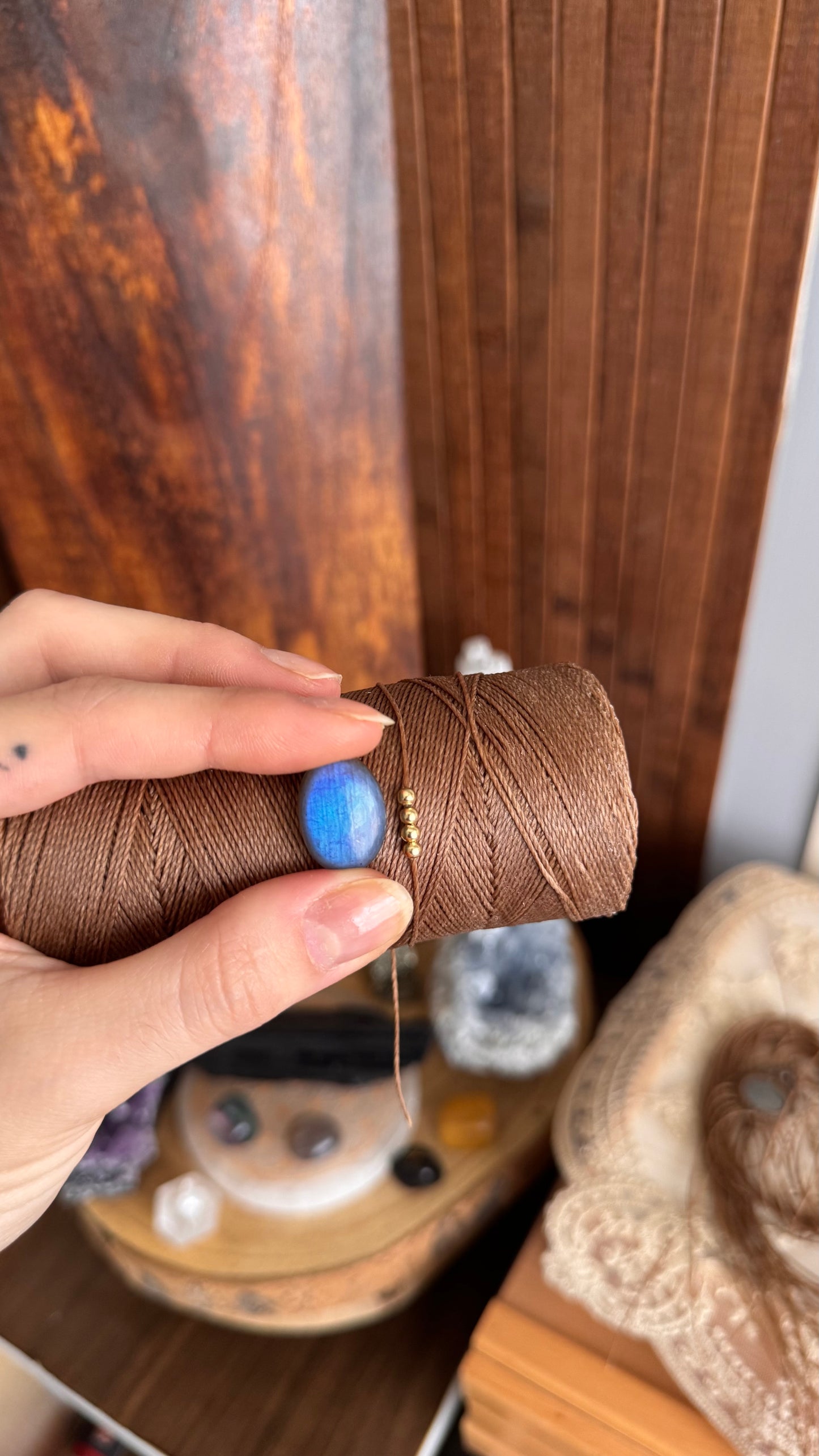 Commissione: Modello Driade con Labradorite e perline dorate