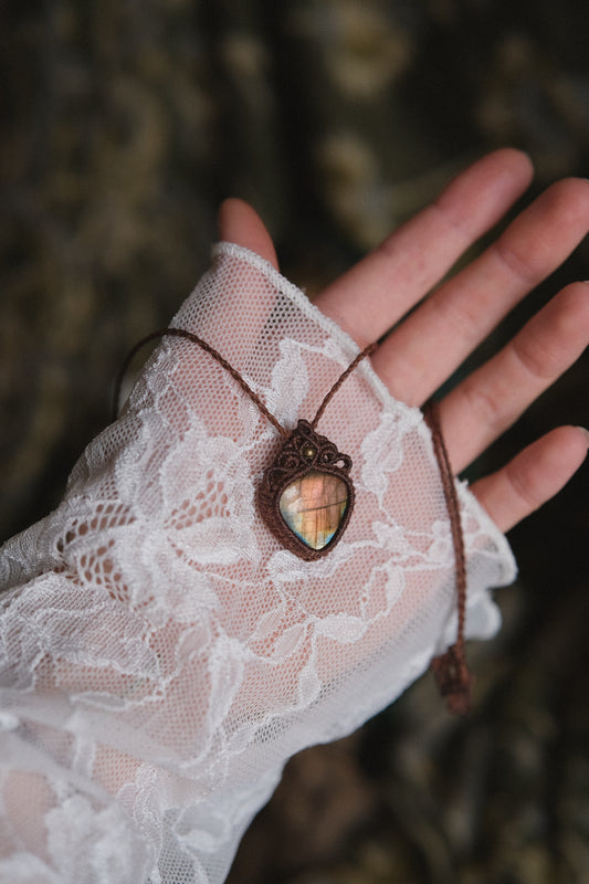 Ciondolo in macramè con Labradorite