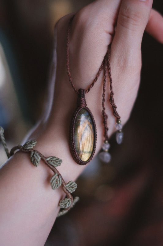 Ciondolo in macramè con Labradorite