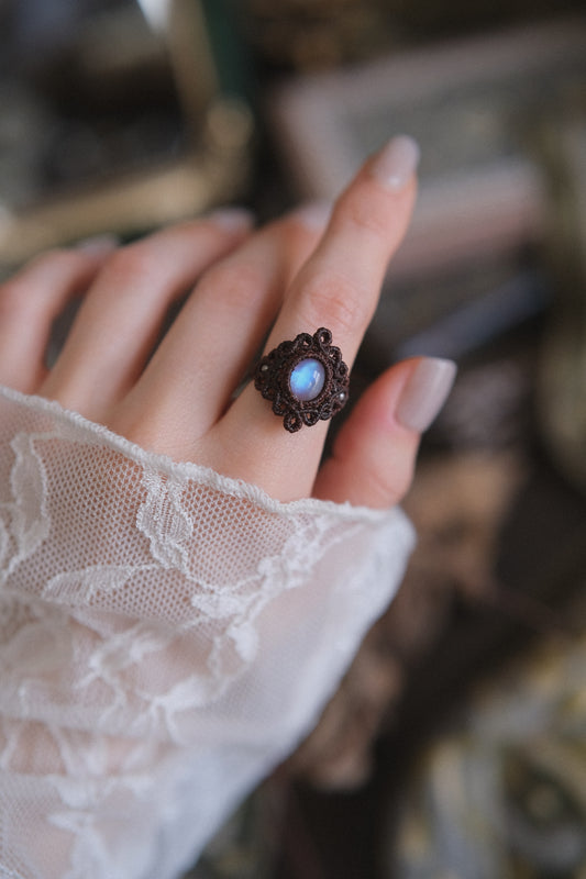 Anello ‘Elowen’ con Labradorite Bianca
