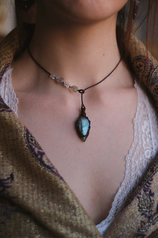 2.Ciondolo ‘Eirlys’ con Labradorite