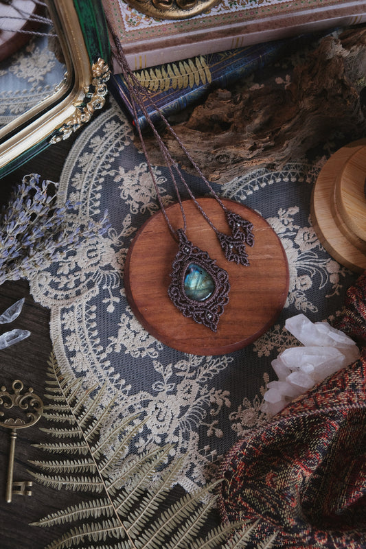 Ciondolo in Macramè con Labradorite
