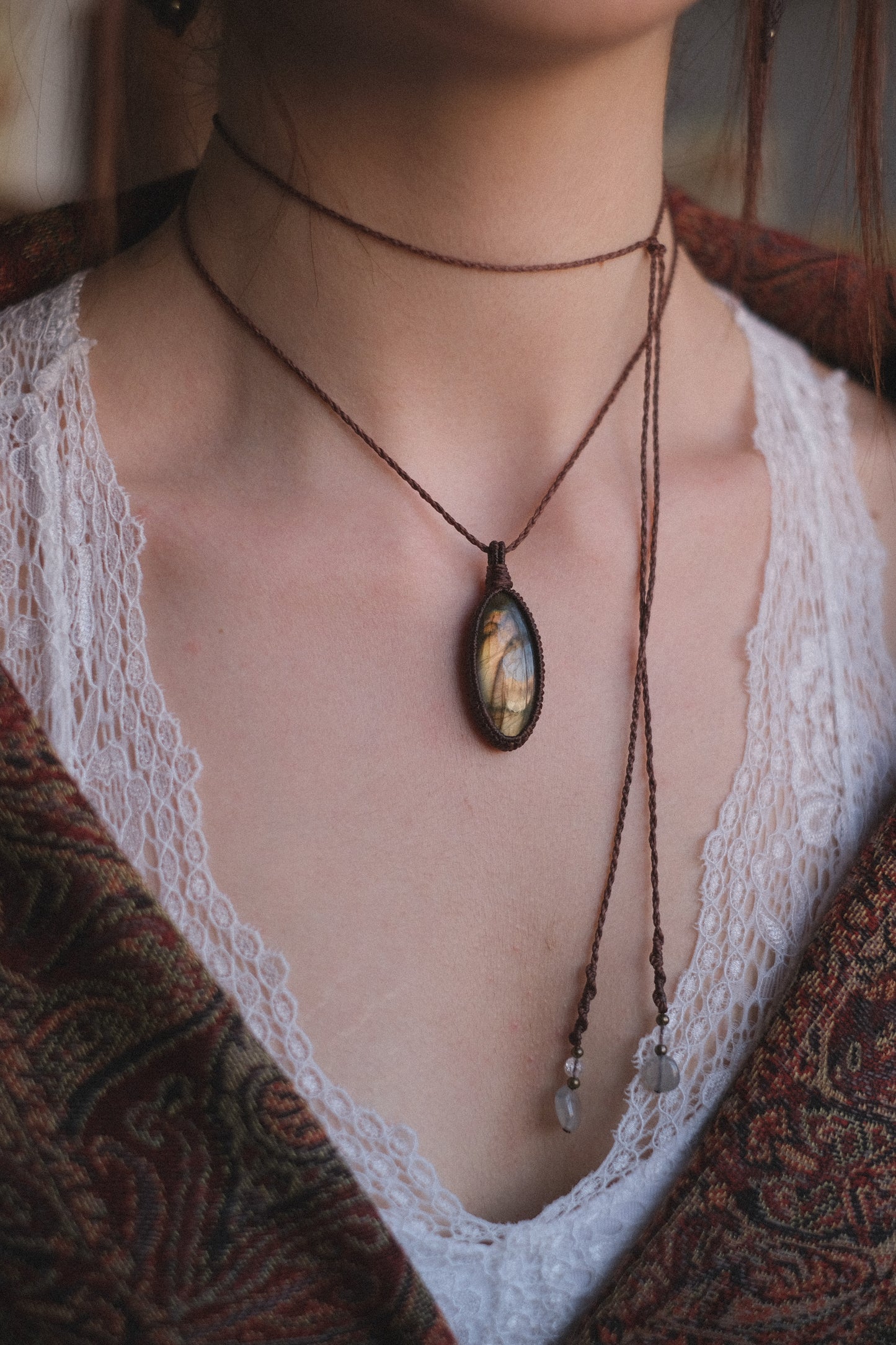 Ciondolo in macramè con Labradorite